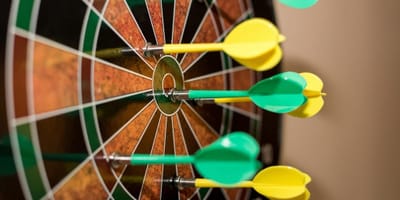 Dartscheibe mit Pfeilen
