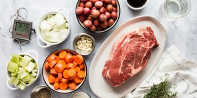 Verschiedenes Fleisch und Gemüse in der Küche
