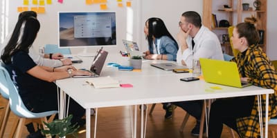 Junge Menschen, die im Büro sitzen