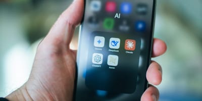Smartphone mit den installierten Apps von Gemini, Claude und ChatGPT