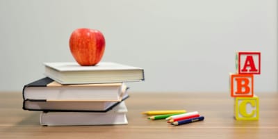 Bücher und Stifte