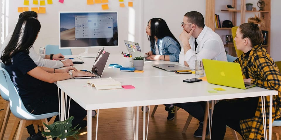 Junge Menschen, die im Büro sitzen
