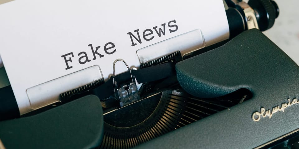 Eine alte Schreibmaschine, die einen Zettel mit dem Titel "Fake News" enthält