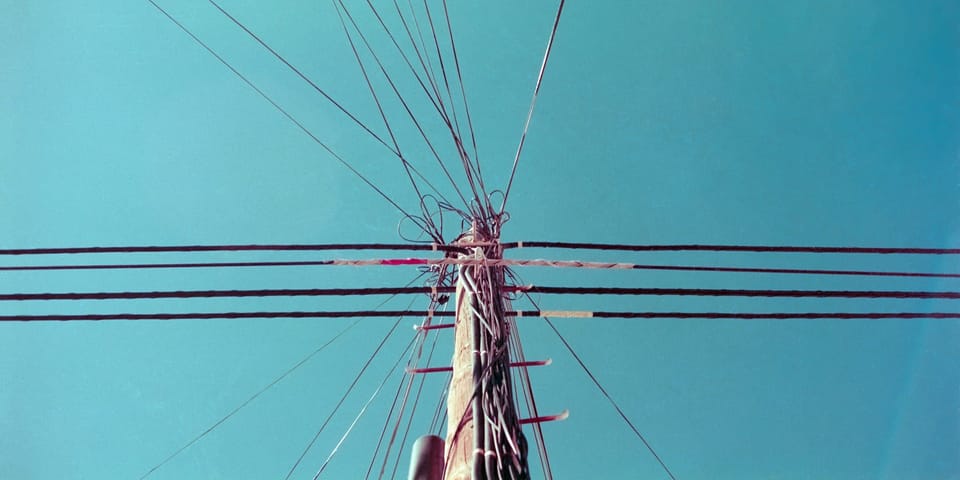 Strommast mit mehreren Kabeln